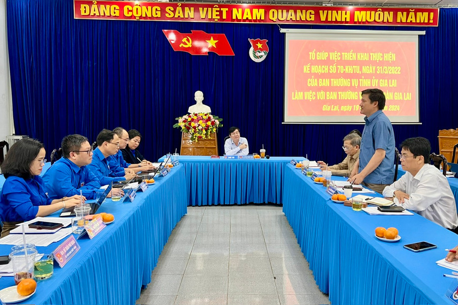 Các thành viên Tổ giúp việc Ban Thường vụ Tỉnh ủy tham gia ý kiến tại buổi làm việc. Ảnh: P.D Các thành viên Tổ giúp việc Ban Thường vụ Tỉnh ủy tham gia ý kiến tại buổi làm việc. Ảnh: P.D