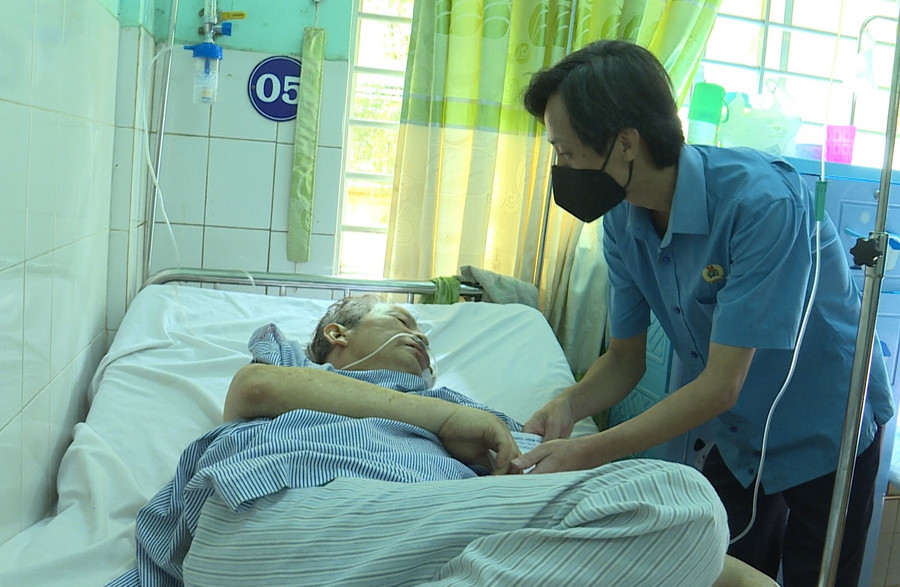 Ông Võ Hữu Hải-Chủ tịch Công đoàn Viên chức tỉnh ân cần thăm hỏi đoàn viên Đàm Đức Tài. Ảnh: Yến Dung Ông Võ Hữu Hải-Chủ tịch Công đoàn Viên chức tỉnh ân cần thăm hỏi đoàn viên Đàm Đức Tài. Ảnh: Yến Dung