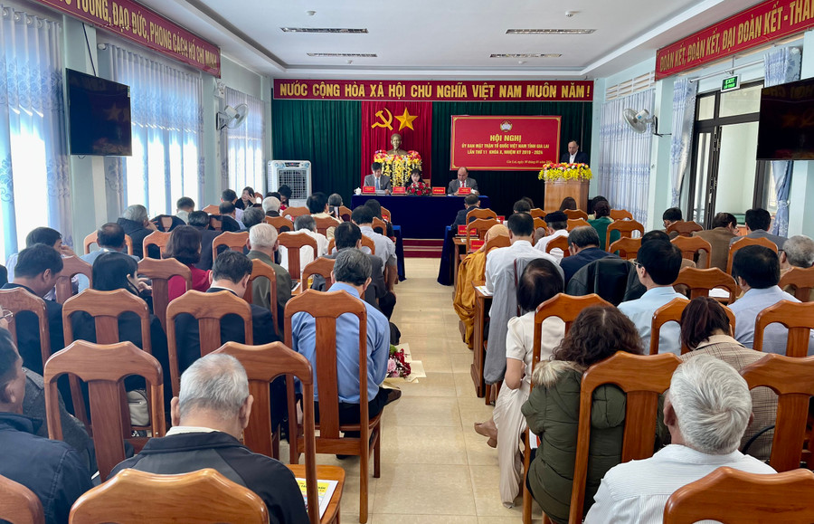 Các đại biểu nghe Phó Chủ tịch UBND tỉnh Dương Mah Tiệp thông tin tình hình kinh tế -xã hội, quốc phòng-an ninh năm 2023. Ảnh: P.D Các đại biểu nghe Phó Chủ tịch UBND tỉnh Dương Mah Tiệp thông tin tình hình kinh tế -xã hội, quốc phòng-an ninh năm 2023. Ảnh: P.D