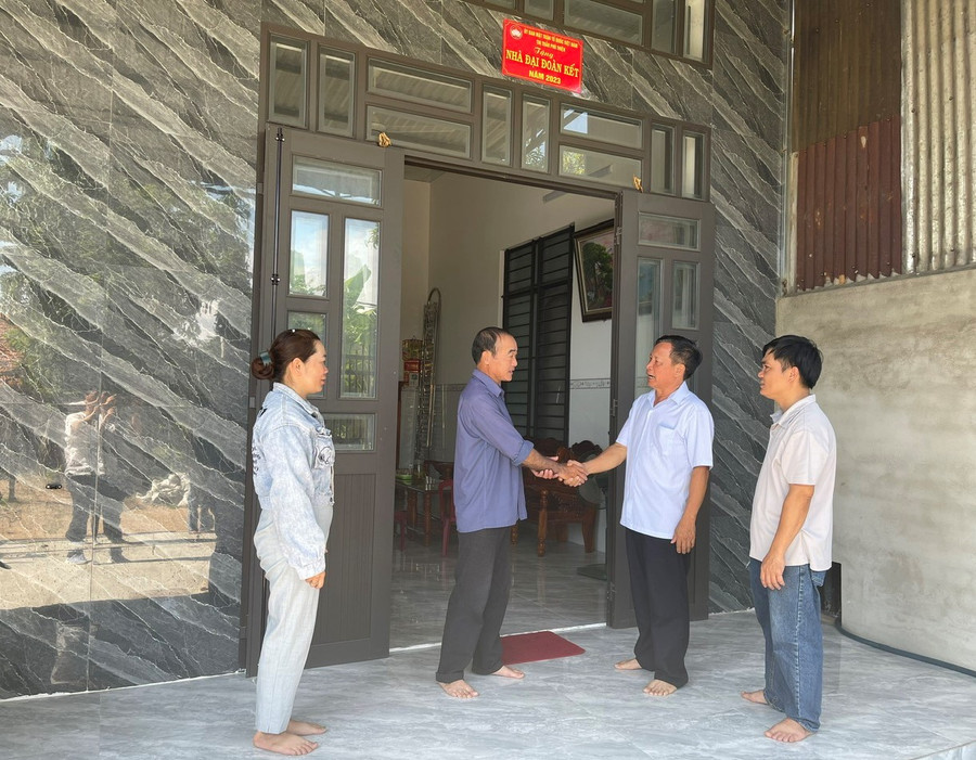 Ông Lược (thứ 2 từ trái sang) phấn khởi khi xây dựng được ngôi nhà mới nhờ sự giúp đỡ từ nguồn Quỹ "Vì người nghèo" của địa phương. Ảnh: P.D Ông Lược (thứ 2 từ trái sang) phấn khởi khi xây dựng được ngôi nhà mới nhờ sự giúp đỡ từ nguồn Quỹ "Vì người nghèo" của địa phương. Ảnh: P.D