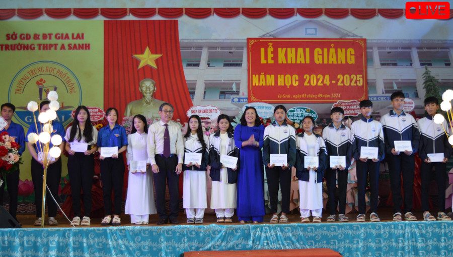 Giám đốc Sở GD-ĐT Lê Duy Định và Phó Bí thư Thường trực Huyện ủy Ia Grai Nguyễn Thị Lành trao học bổng Nay Der cho các em học sinh. Ảnh: P.D Giám đốc Sở GD-ĐT Lê Duy Định và Phó Bí thư Thường trực Huyện ủy Ia Grai Nguyễn Thị Lành trao học bổng Nay Der cho các em học sinh. Ảnh: P.D