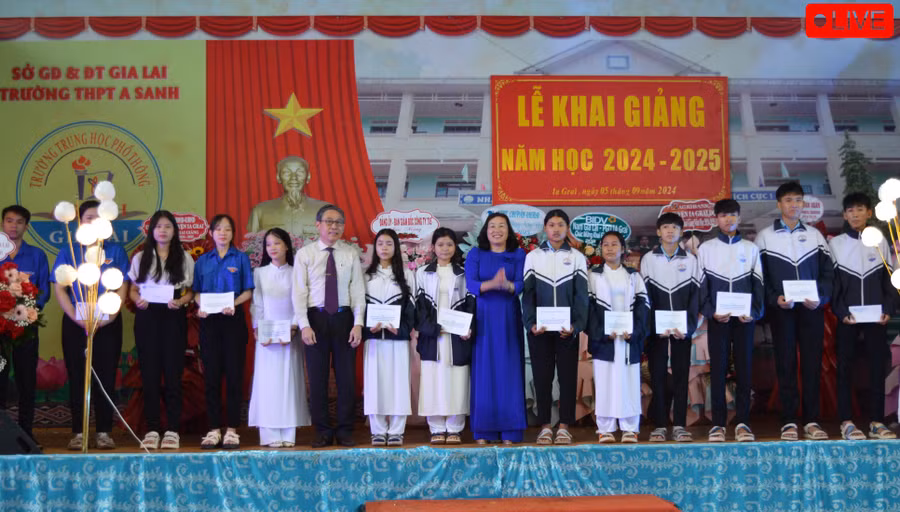 Giám đốc Sở GD-ĐT Lê Duy Định và Phó Bí thư Thường trực Huyện ủy Ia Grai Nguyễn Thị Lành trao học bổng Nay Der cho các em học sinh. Ảnh: P.D