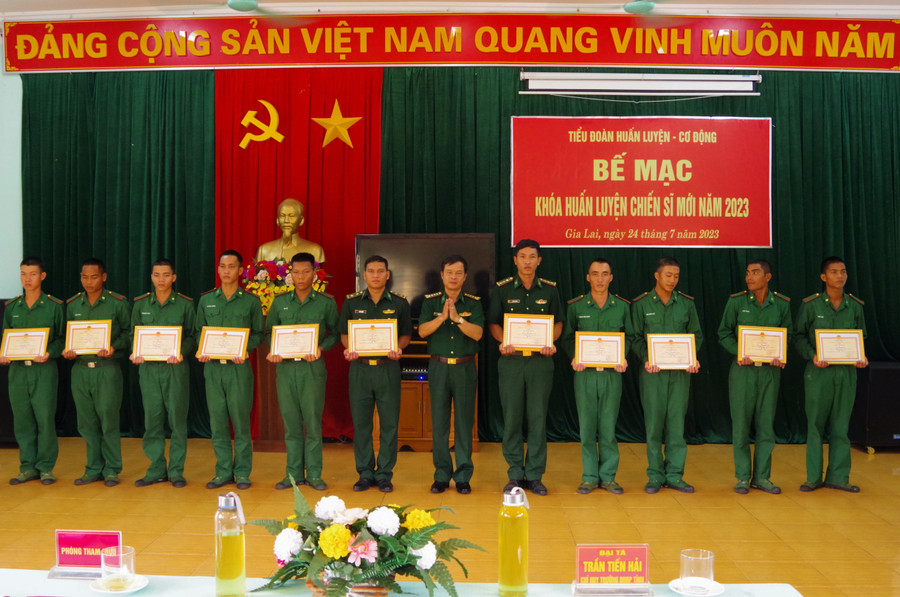 Đại tá Trần Tiến Hải (thứ 6 từ phải qua) tặng giấy khen cho các tập thể, cá nhân. Ảnh: Nguyễn Hoan