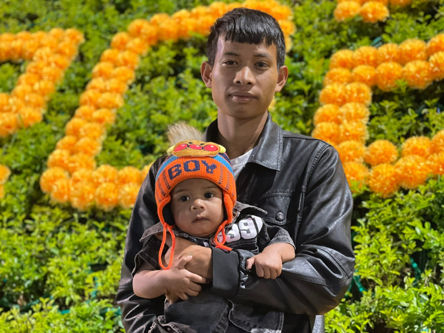 Anh Long và cậu con trai 7 tháng tuổi cùng 4 gia đình khác có mặt rất sớm tại Quảng trường Đại đoàn kết để cùng đón giao thừa. Ảnh: P.D