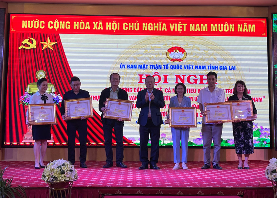 Phó Chủ tịch UBND tỉnh Dương Mah Tiệp tặng bằng khen của Chủ tịch UBND tỉnh cho các tập thể, cá nhân. Ảnh: Anh Huy Phó Chủ tịch UBND tỉnh Dương Mah Tiệp tặng bằng khen của Chủ tịch UBND tỉnh cho các tập thể, cá nhân. Ảnh: Anh Huy