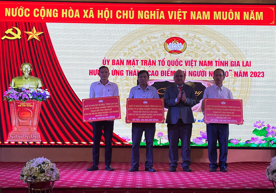 Phó Trưởng Ban Thường trực Ban Chỉ đạo Cuộc vận động "Người Việt Nam ưu tiên dùng hàng Việt Nam" tỉnh, Phó Chủ tịch Ủy ban MTTQ Việt Nam tỉnh trao bảng hỗ trợ tượng trưng cho các địa phương. Ảnh: Anh Huy Phó Trưởng Ban Thường trực Ban Chỉ đạo Cuộc vận động "Người Việt Nam ưu tiên dùng hàng Việt Nam" tỉnh, Phó Chủ tịch Ủy ban MTTQ Việt Nam tỉnh trao bảng hỗ trợ tượng trưng cho các địa phương. Ảnh: Anh Huy