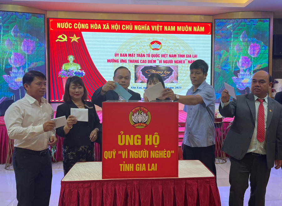 Các đại biểu ủng hộ Quỹ "Vì người nghèo" tỉnh. Ảnh: Anh Huy Các đại biểu ủng hộ Quỹ "Vì người nghèo" tỉnh. Ảnh: Anh Huy