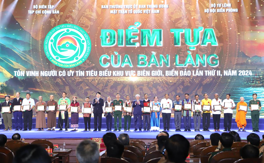 Lãnh đạo Đảng, Nhà nước trao biểu trưng và Giấy chứng nhận của Chương trình “Điểm tựa của bản làng” cho các đại biểu người có uy tín tiêu biểu ở khu vực biên giới, biển, đảo . Ảnh Intenet Lãnh đạo Đảng, Nhà nước trao biểu trưng và Giấy chứng nhận của Chương trình “Điểm tựa của bản làng” cho các đại biểu người có uy tín tiêu biểu ở khu vực biên giới, biển, đảo . Ảnh Intenet