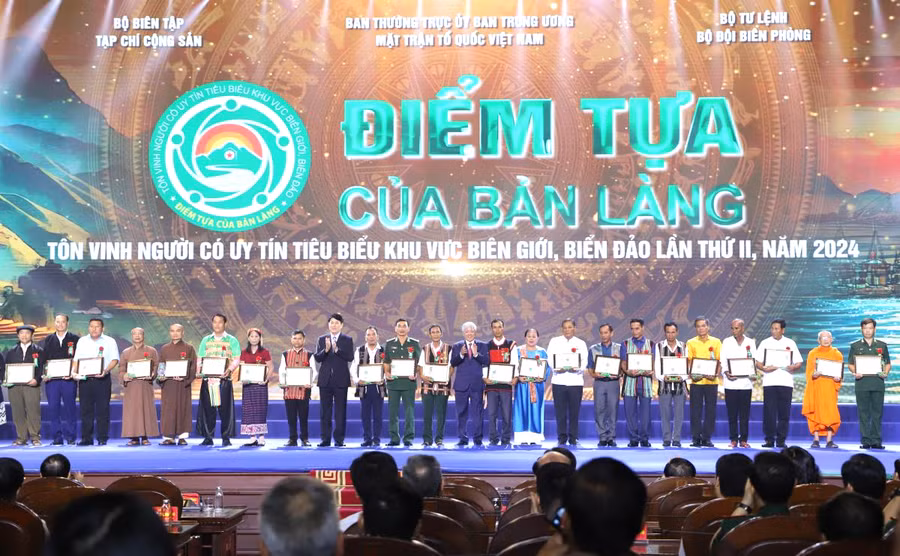Lãnh đạo Đảng, Nhà nước trao biểu trưng và Giấy chứng nhận của Chương trình “Điểm tựa của bản làng” cho các đại biểu người có uy tín tiêu biểu ở khu vực biên giới, biển, đảo . Ảnh Intenet Lãnh đạo Đảng, Nhà nước trao biểu trưng và Giấy chứng nhận của Chương trình “Điểm tựa của bản làng” cho các đại biểu người có uy tín tiêu biểu ở khu vực biên giới, biển, đảo . Ảnh Intenet