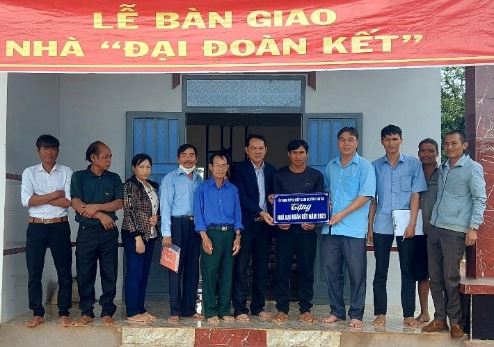 Ủy ban MTTQ Việt Nam huyện Chư Sê bàn giao nhà &quot;Đại đoàn kết&quot; cho hộ nghèo ở xã Ia Blang. Ảnh: A.H