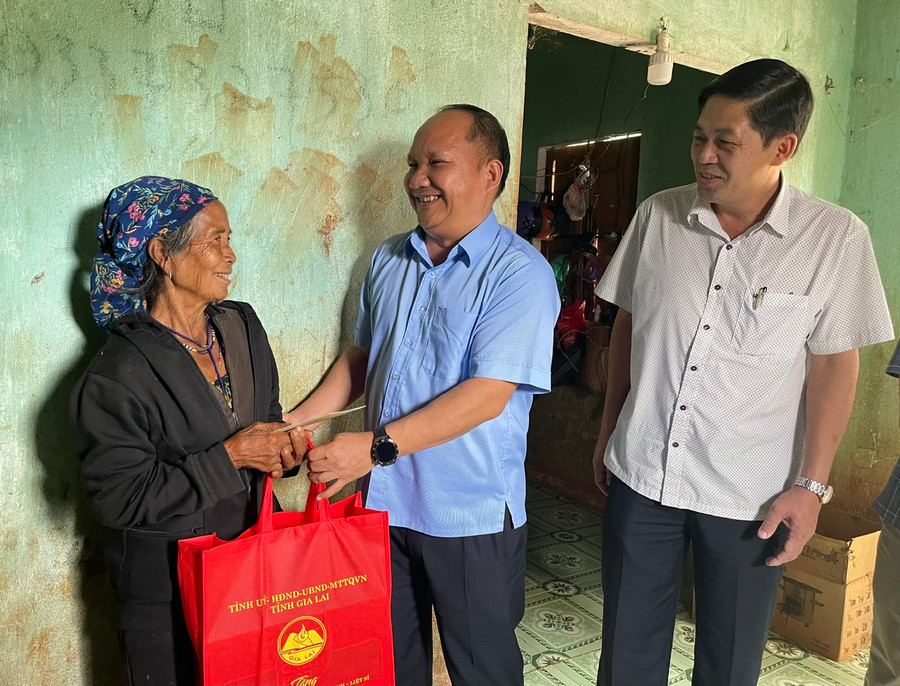 Phó Bí thư Tỉnh ủy Rah Lan Chung tặng quà và thăm hỏi bà Y Beh (thương binh ở làng Hà Đừng 1, xã Đăk Rong). Ảnh: P.D Phó Bí thư Tỉnh ủy Rah Lan Chung tặng quà và thăm hỏi bà Y Beh (thương binh ở làng Hà Đừng 1, xã Đăk Rong). Ảnh: P.D