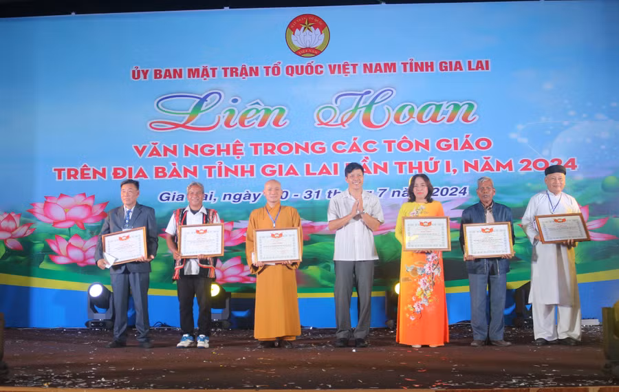 Phó Chủ tịch Ủy ban MTTQ Việt Nam tỉnh Đinh Ngọc Hải trao bằng khen của Ủy ban MTTQ Việt Nam tỉnh cho các tập thể. Ảnh: P.D
