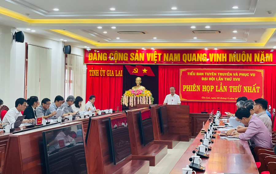 Quang cảnh phiên họp lần thứ nhất Tiểu ban Tuyên truyền và Phục vụ Đại hội đại biểu Đảng bộ tỉnh lần thứ XVII. Ảnh: P.D