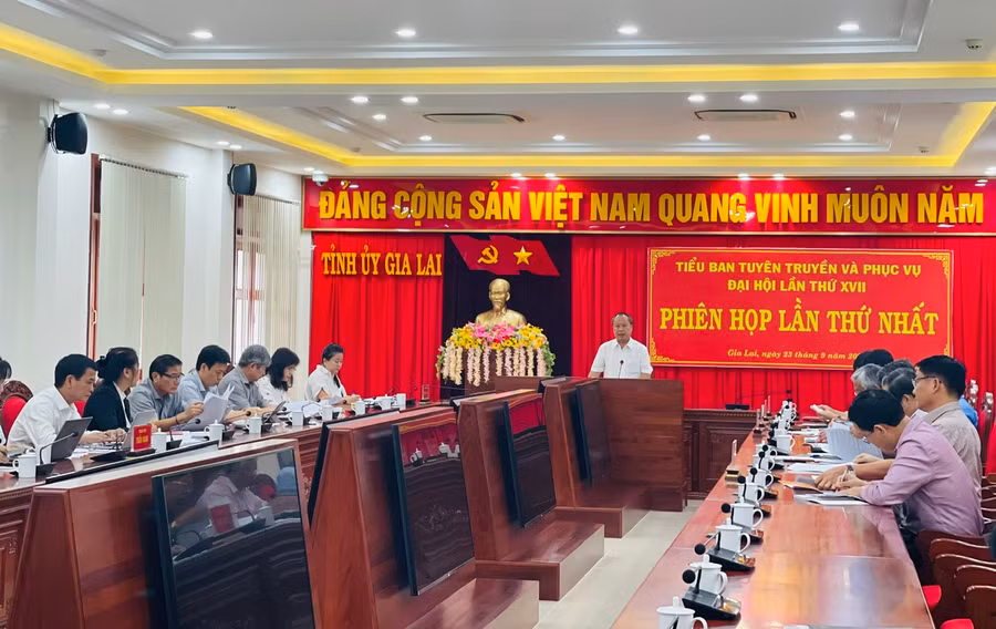 Quang cảnh phiên họp lần thứ nhất Tiểu ban Tuyên truyền và Phục vụ Đại hội đại biểu Đảng bộ tỉnh lần thứ XVII. Ảnh: P.D