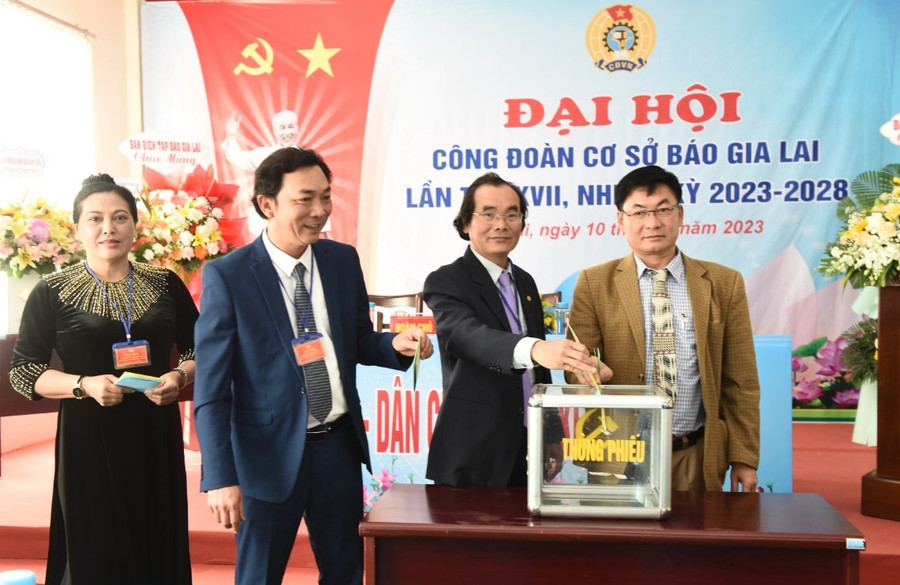 Các đại biểu bỏ phiếu bầu Ban Chấp hành CĐCS nhiệm kỳ 2023-2028. Ảnh: Đức Thụy