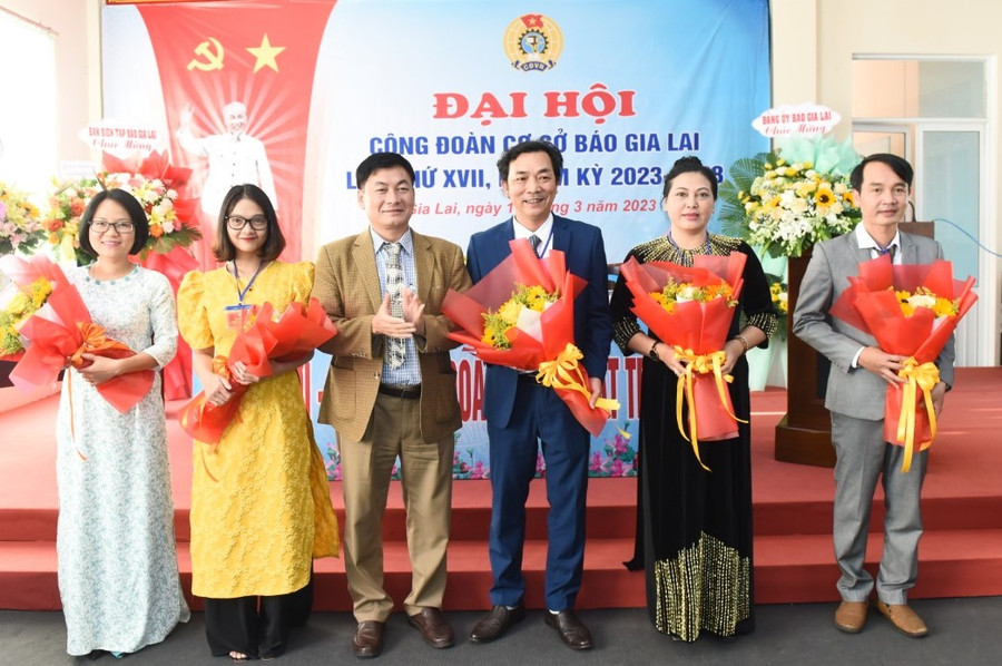 Đồng chí Lương Văn Danh, Phó Tổng biên tập Báo Gia Lai (thứ 4 từ trái sang) được bầu giữ chức Chủ tịch Ban Chấp hành CĐCS Báo Gia Lai nhiệm kỳ mới. Ảnh: Đức Thụy