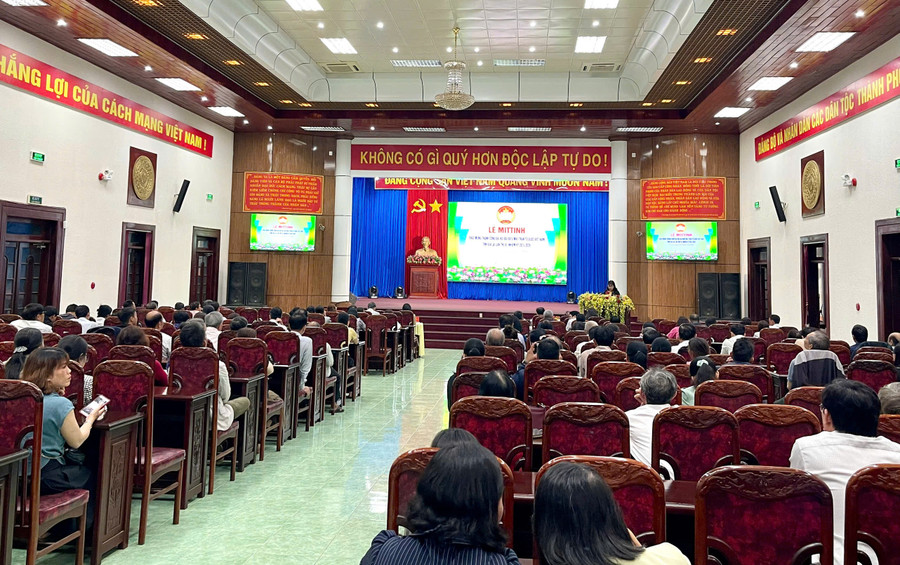 Các đại biểu nghe thông tin nhanh về kết quả Đại hội đại biểu MTTQ Việt Nam tỉnh lần thứ XI. Ảnh: P.D Các đại biểu nghe thông tin nhanh về kết quả Đại hội đại biểu MTTQ Việt Nam tỉnh lần thứ XI. Ảnh: P.D