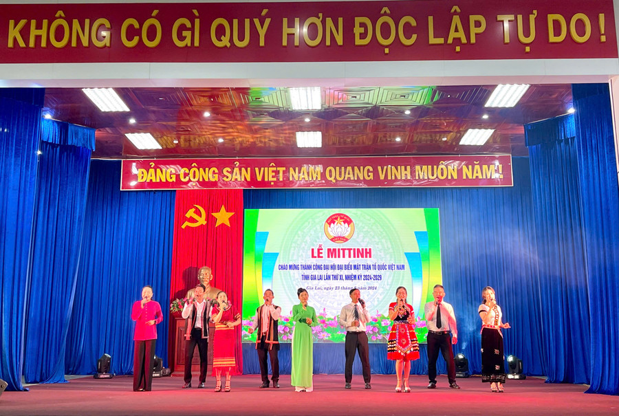 Đội Văn nghệ của Trung tâm Văn hoá-Thông tin và Thể thao Thành phố Pleiku biểu diễn các tiết mục chào mừng thành công đại hội. Ảnh: P.D Đội Văn nghệ của Trung tâm Văn hoá-Thông tin và Thể thao Thành phố Pleiku biểu diễn các tiết mục chào mừng thành công đại hội. Ảnh: P.D