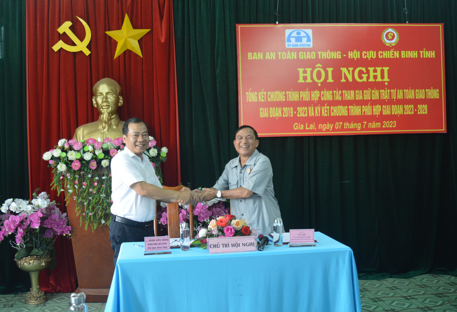 Đại diện lãnh đạo Ban An toàn Giao thông tỉnh và Hội Cựu chiến binh tỉnh ký kết chương trình phối hợp giai đoạn 2023-2028. Ảnh: Anh Huy