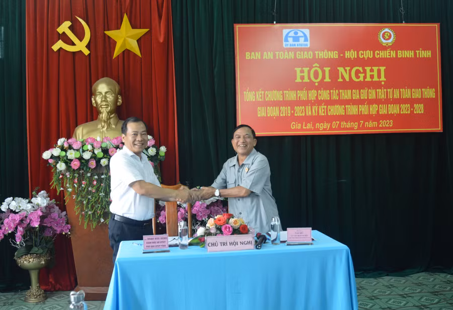 Đại diện lãnh đạo Ban An toàn Giao thông tỉnh và Hội Cựu chiến binh tỉnh ký kết chương trình phối hợp giai đoạn 2023-2028. Ảnh: Anh Huy