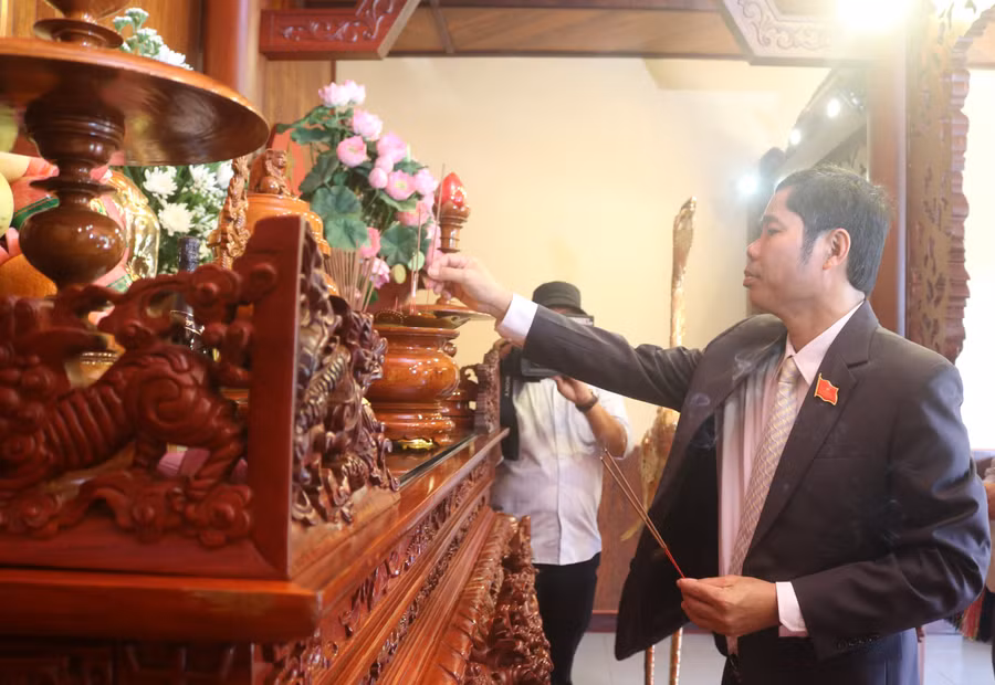 Chủ tịch Ủy ban MTTQ Việt Nam tỉnh Trần Minh Sơn dâng hương tại nơi thờ Bác Hồ. Ảnh: P.D