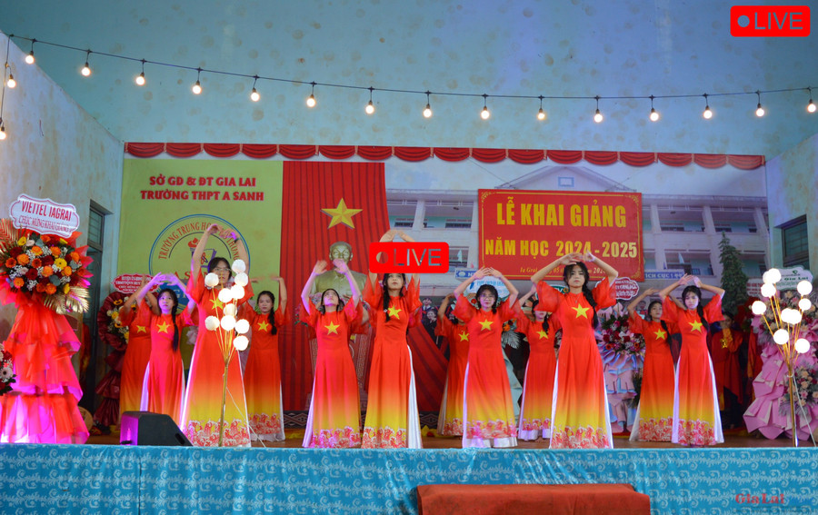 Tiết mục văn nghệ do học sinh nhà trường biểu diễn. Ảnh: P.D Tiết mục văn nghệ do học sinh nhà trường biểu diễn. Ảnh: P.D