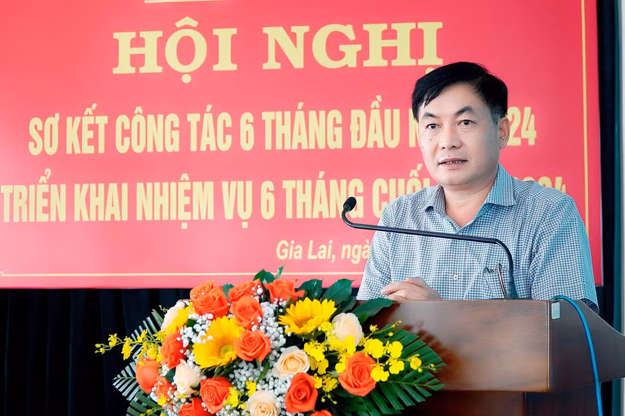 Bí thư Đảng ủy, Tổng Biên tập Báo Gia Lai Huỳnh Kiên phát biểu tại hội nghị sơ kết công tác 6 tháng đầu năm 2024. Ảnh: Đức Thụy
