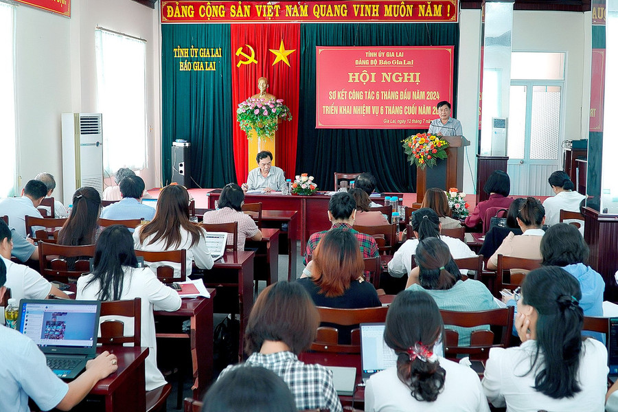 Toàn thể cán bộ, viên chức, người lao động Báo Gia Lai tham dự hội nghị sơ kết công tác 6 tháng đầu năm 2024. Ảnh: Đức Thụy Toàn thể cán bộ, viên chức, người lao động Báo Gia Lai tham dự hội nghị sơ kết công tác 6 tháng đầu năm 2024. Ảnh: Đức Thụy