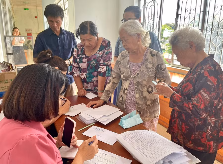 Nhiều tập thể, cá nhân đã tham gia ủng hộ đồng bào các tỉnh phía Bắc bị thiệt hại do cơn bão số 3 gây ra. Ảnh: P.D