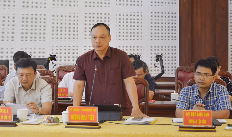 Phó Chủ tịch UBND tỉnh Dương Mah Tiệp trao đổi ý kiến tại buổi làm việc với tổ công tác. Ảnh: Anh Huy