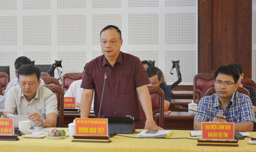 Phó Chủ tịch UBND tỉnh Dương Mah Tiệp trao đổi ý kiến tại buổi làm việc với tổ công tác. Ảnh: Anh Huy Phó Chủ tịch UBND tỉnh Dương Mah Tiệp trao đổi ý kiến tại buổi làm việc với tổ công tác. Ảnh: Anh Huy