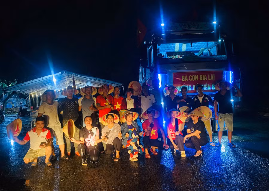 Tối 17-9, 2 chuyến xe chở 30 tấn hàng do người dân Gia Lai ủng hộ tiếp tục hướng về miền Bắc. Ảnh: P.D