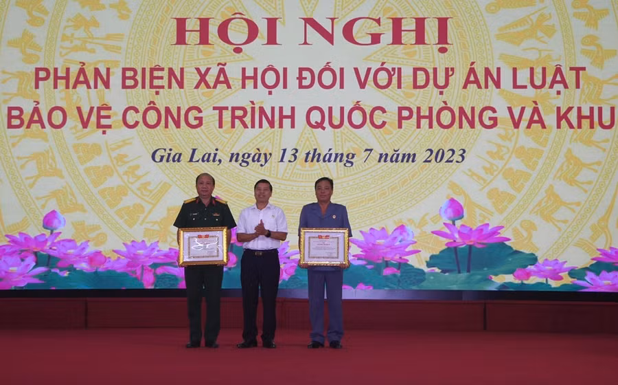 Hội Cựu chiến binh tỉnh Gia Lai và Binh đoàn 15 nhận bằng khen của Ban Chấp hành Trung ương Hội Cựu chiến binh Việt Nam. Ảnh: Anh Huy