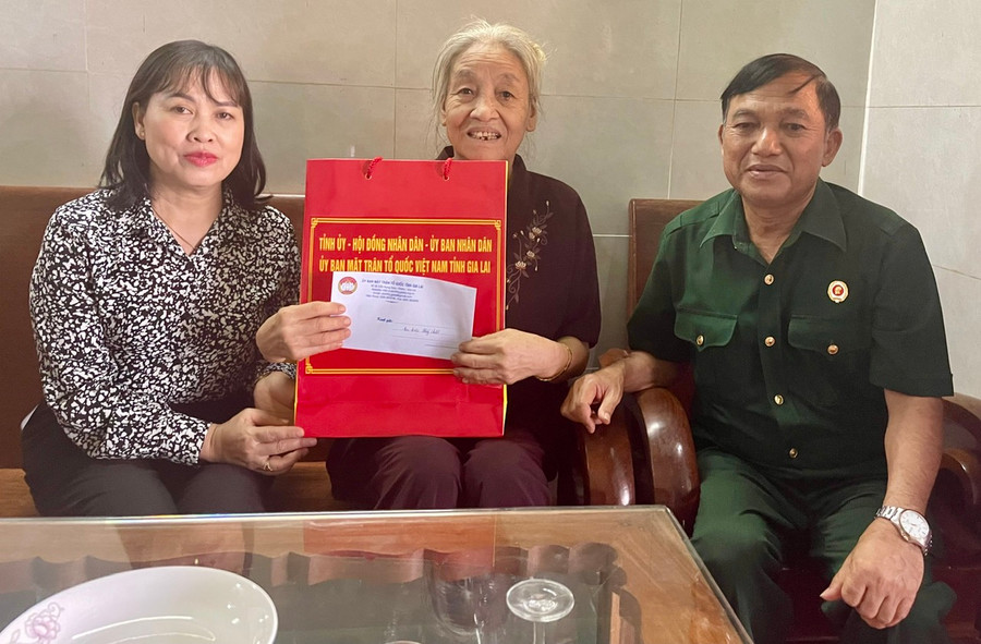 Chủ tịch Hội CCB tỉnh Nay Hứ (bìa phải) và Phó Chủ tịch Thường trực Ủy ban MTTQ Việt Nam tỉnh Phạm Thị Lan (bìa trái) tặng quà cho thân nhân cựu chiến sĩ Điện Biên Phủ. Ảnh: P.D