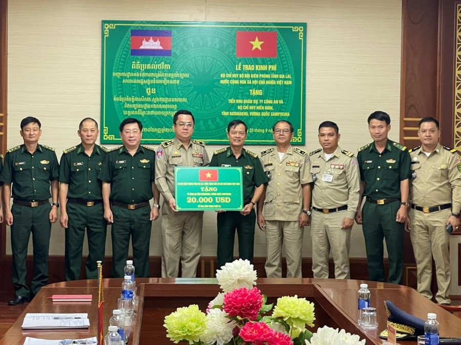 Đại tá Trần Tiến Hải-Chỉ huy trưởng Bộ Chỉ huy Biên phòng tỉnh (thứ 5 từ phải sang) trao bảng hỗ trợ kinh phí cho Đoàn đại biểu Ty Công an tỉnh Ratanakiri. Ảnh: Quốc Vinh Đại tá Trần Tiến Hải-Chỉ huy trưởng Bộ Chỉ huy Biên phòng tỉnh (thứ 5 từ phải sang) trao bảng hỗ trợ kinh phí cho Đoàn đại biểu Ty Công an tỉnh Ratanakiri. Ảnh: Quốc Vinh