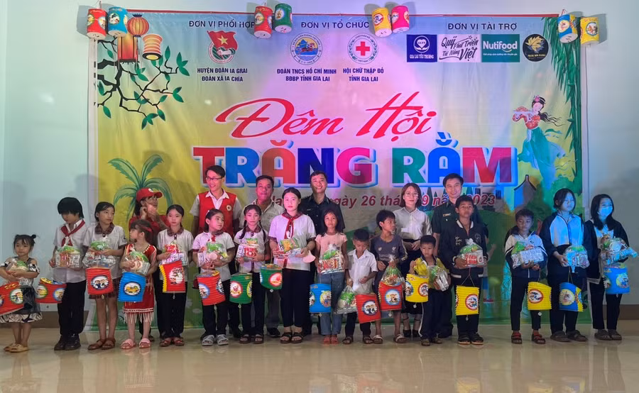 Đại diện các đơn vị trao quà cho các em học sinh Trường TH Cù Chính Lan. Ảnh: Quốc Vinh