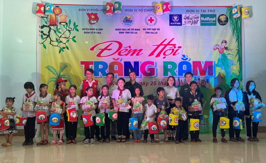 Đại diện các đơn vị trao quà cho các em học sinh Trường TH Cù Chính Lan. Ảnh: Quốc Vinh