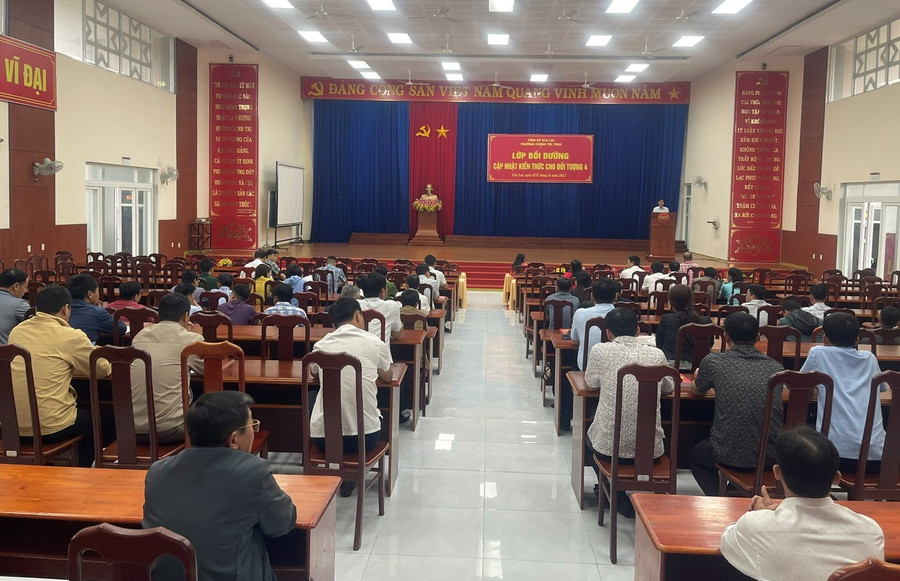 Quang cảnh lễ khai giảng lớp bồi dưỡng, cập nhật kiến thức. Ảnh: Anh Huy