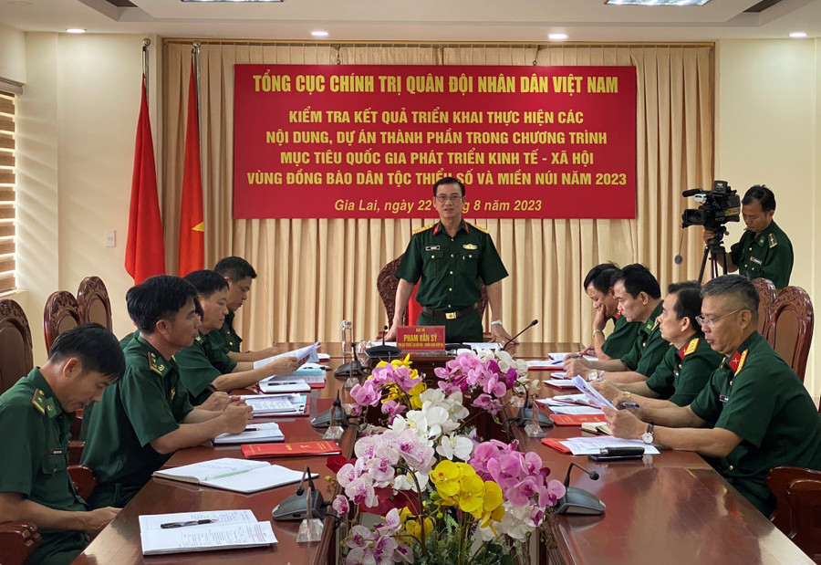 Đại tá Phạm Văn Sỹ-Phó Cục trưởng Cục Dân vận phát biểu tại buổi làm việc. Ảnh: Kiên Quyết