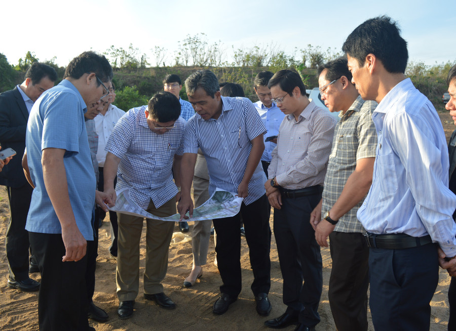 Bí thư Tỉnh ủy Hồ Văn Niên (thứ 4 từ phải qua) khảo sát dự án kè chống sạt lở và đập điều hòa sông Ia Sol, giai đoạn 2. Ảnh: Anh Huy Bí thư Tỉnh ủy Hồ Văn Niên (thứ 4 từ phải qua) khảo sát dự án kè chống sạt lở và đập điều hòa sông Ia Sol, giai đoạn 2. Ảnh: Anh Huy