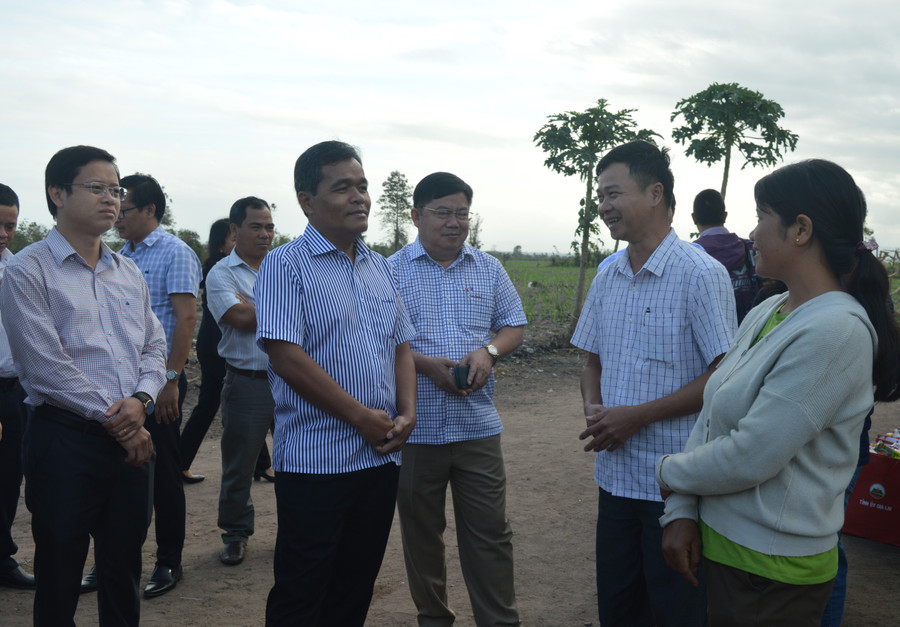 Bí thư Tỉnh ủy Hồ Văn Niên (thứ 2 từ trái qua) trò chuyện cùng lãnh đạo xã Ia Sol và người dân khu dân cư Suối cạn. Ảnh: Anh Huy Bí thư Tỉnh ủy Hồ Văn Niên (thứ 2 từ trái qua) trò chuyện cùng lãnh đạo xã Ia Sol và người dân khu dân cư Suối cạn. Ảnh: Anh Huy