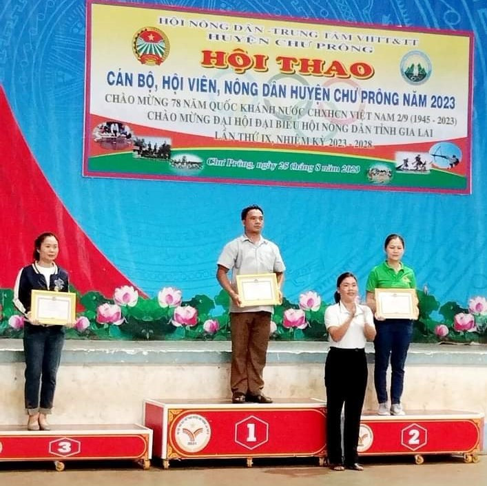 Chủ tịch Hội Nông dân huyện Chư Prông trao giải nhất,nhì, ba toàn đoàn. Ảnh: Phan Văn Chủ tịch Hội Nông dân huyện Chư Prông trao giải nhất,nhì, ba toàn đoàn. Ảnh: Phan Văn