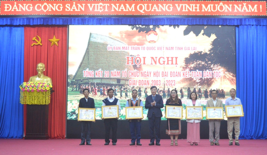 Chủ tịch UBND tỉnh tặng bằng khen cho các tập thể có thành tích xuất sắc trong tổ chức thực hiện Ngày hội Đại đoàn kết toàn dân tộc giai đoạn 2003-2023. Ảnh: Anh Huy Chủ tịch UBND tỉnh tặng bằng khen cho các tập thể có thành tích xuất sắc trong tổ chức thực hiện Ngày hội Đại đoàn kết toàn dân tộc giai đoạn 2003-2023. Ảnh: Anh Huy