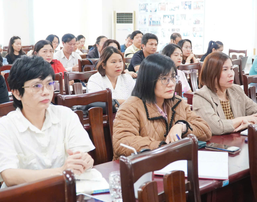 Đảng viên, viên chức và người lao động Báo Gia Lai tham gia học tập, quán triệt các văn bản của Đảng và 2 tác phẩm của cố Tổng Bí thư Nguyễn Phú Trọng. Ảnh: Đ.T Đảng viên, viên chức và người lao động Báo Gia Lai tham gia học tập, quán triệt các văn bản của Đảng và 2 tác phẩm của cố Tổng Bí thư Nguyễn Phú Trọng. Ảnh: Đ.T