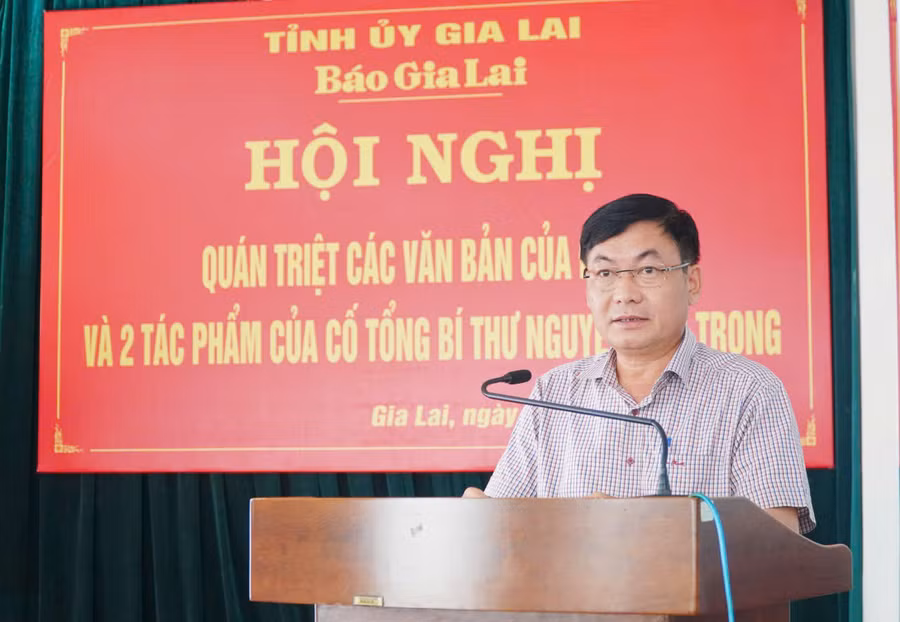 Đồng chí Huỳnh Kiên-Bí thư Đảng ủy, Tổng Biên tập Báo Gia Lai phát biểu tại hội nghị. Ảnh: Đ.T