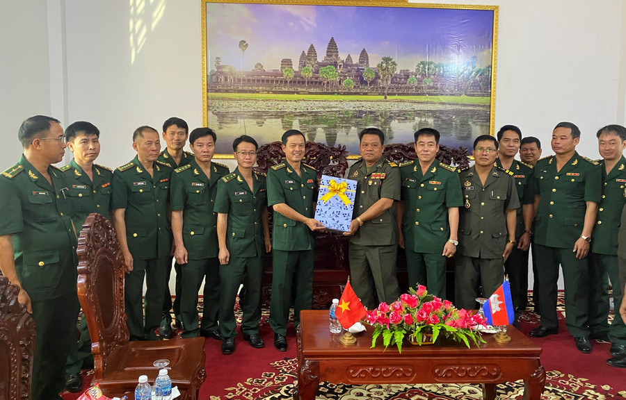 Đại tá Trần Tiến Hải-Chỉ huy trưởng Bộ đội Biên phòng tỉnh Gia Lai (thứ 7 từ trái qua) cùng đoàn đại biểu Bộ Chỉ huy Bộ đội Biên phòng tỉnh thăm, chúc Tết Tiểu Khu quân sự tỉnh Ratanakiri. Ảnh: Kiên Quyết