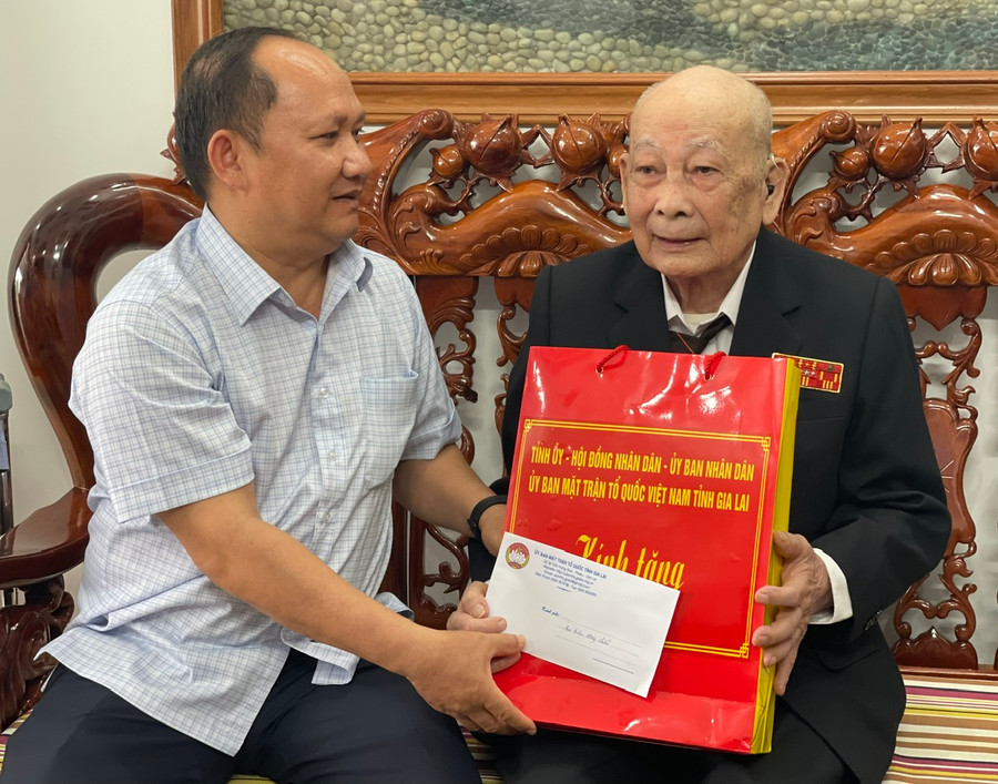 Phó Bí thư Tỉnh ủy Rah Lan Chung thăm ông Mạnh Đức Phú (SN 1934, cựu chiến binh) ở tổ 1, phường Yên Đỗ, TP. Pleiku. Ảnh: P.D Phó Bí thư Tỉnh ủy Rah Lan Chung thăm ông Mạnh Đức Phú (SN 1934, cựu chiến binh) ở tổ 1, phường Yên Đỗ, TP. Pleiku. Ảnh: P.D