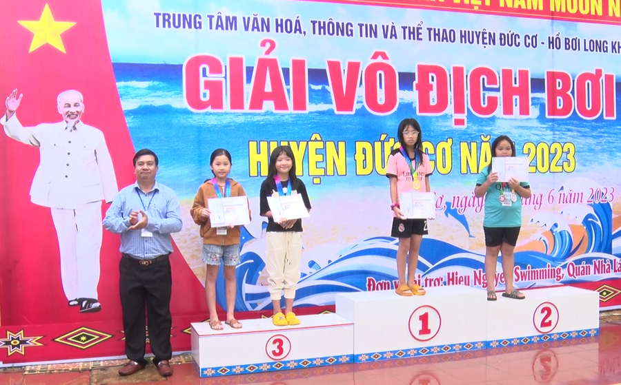 Ban tổ chức trao giải cho các vận động viên đạt thành tích cao tại giải bơi năm 2023. Ảnh: Thanh Tịnh Ban tổ chức trao giải cho các vận động viên đạt thành tích cao tại giải bơi năm 2023. Ảnh: Thanh Tịnh