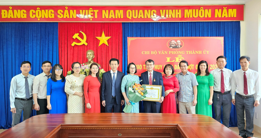 Bí thư Thành ủy Pleiku Trịnh Duy Thuân (thứ 6 từ phải sang) vinh dự nhận Huy hiệu 30 năm tuổi Đảng. Ảnh: B.B Bí thư Thành ủy Pleiku Trịnh Duy Thuân (thứ 6 từ phải sang) vinh dự nhận Huy hiệu 30 năm tuổi Đảng. Ảnh: B.B