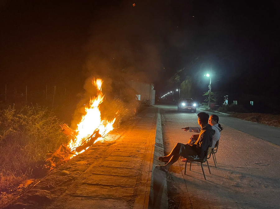 Tục đốt lửa đêm giao thừa trở thành nét văn hóa độc đáo của người dân vùng thung lũng Cheo Reo. Ảnh: Vũ Chi